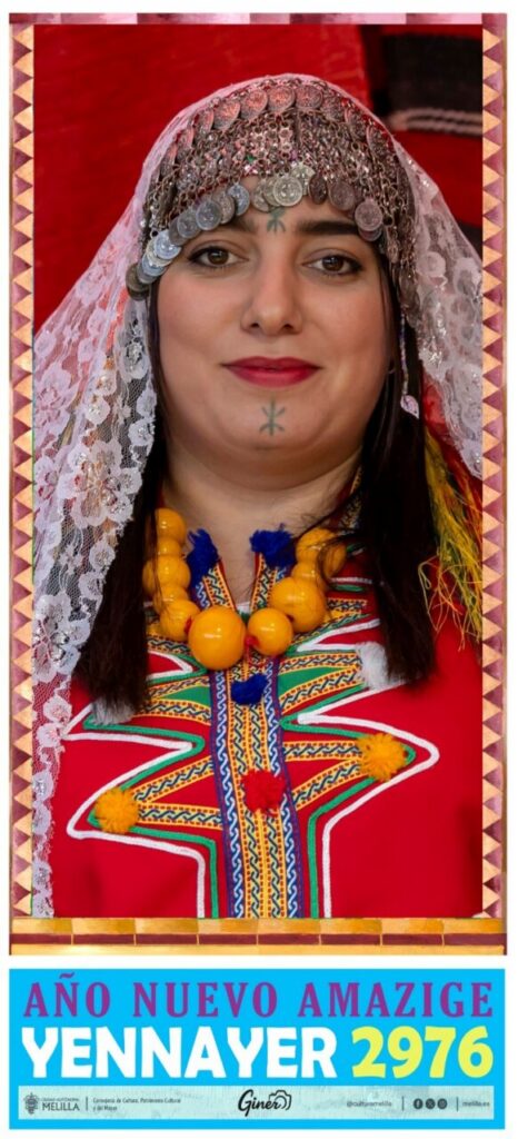 Mujer vestida con traje tradicional amazigh durante la celebración del Yennayer 2976