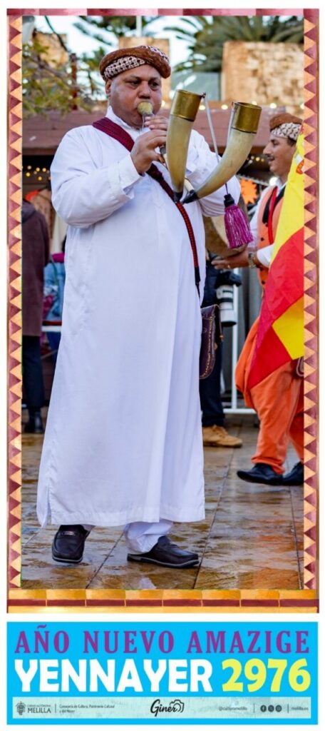 Hombre tocando cuernos en celebración del Año Nuevo Amazigh