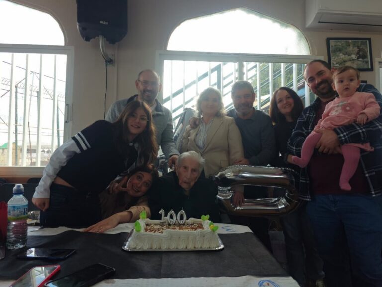 Celebración del 100 cumpleaños de Lourdes con su familia en Melilla