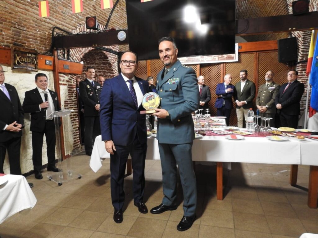 Entrega de reconocimiento a las Fuerzas Armadas en Melilla