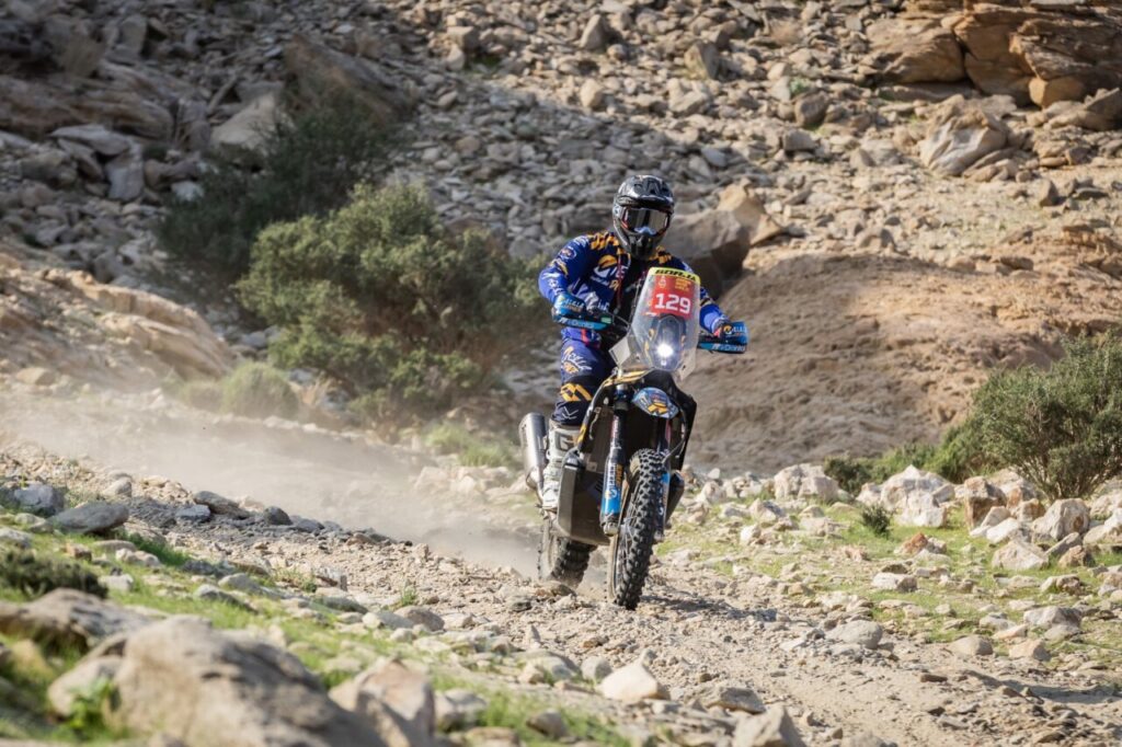 Piloto de motociclismo en el desierto durante el Dakar 2023