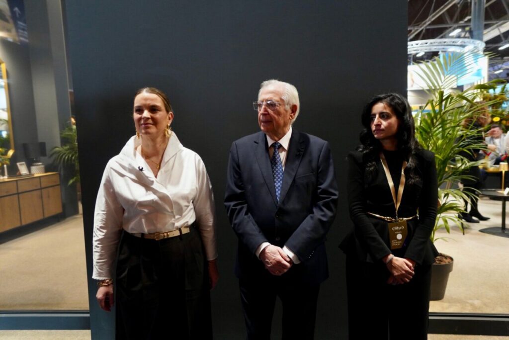 Los Reyes de España saludan al presidente de Melilla en FITUR