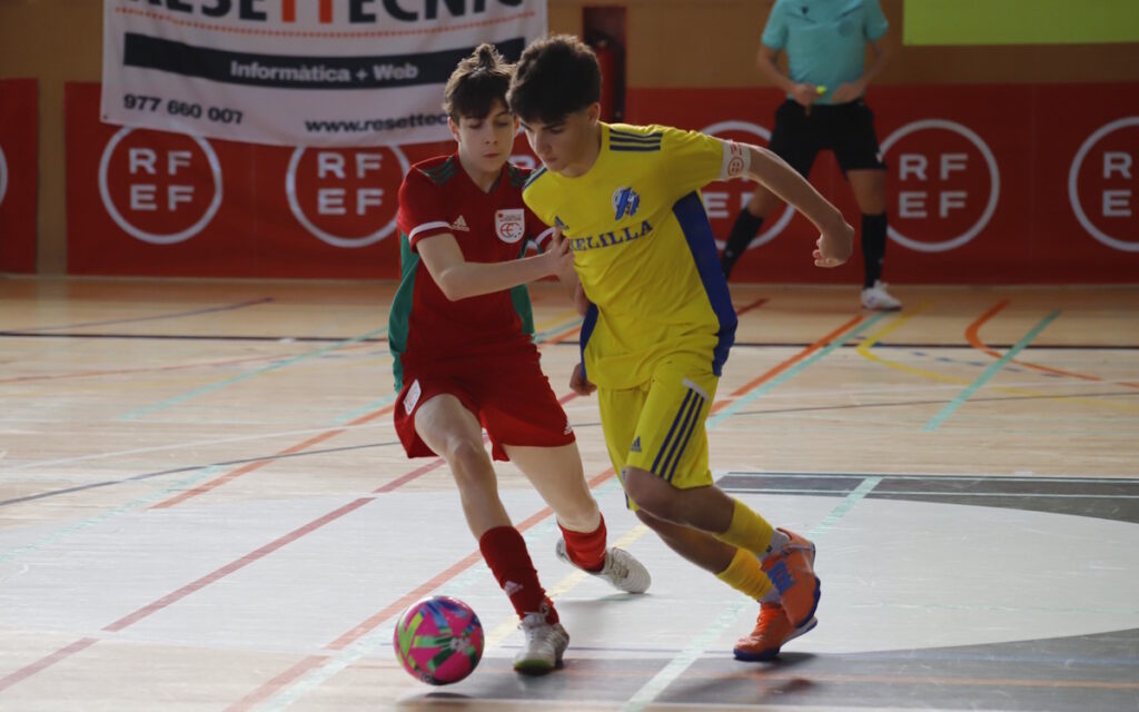 Jugadores de fútbol sala compitiendo en el CESA Sub-14 y Sub-16