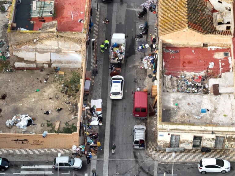 Vista aérea de un operativo policial en el Rastro de Melilla