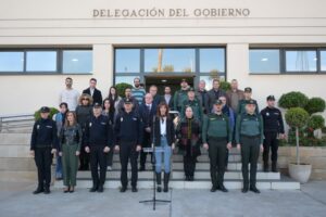 Grupo de personas en la Delegación del Gobierno posando para una foto