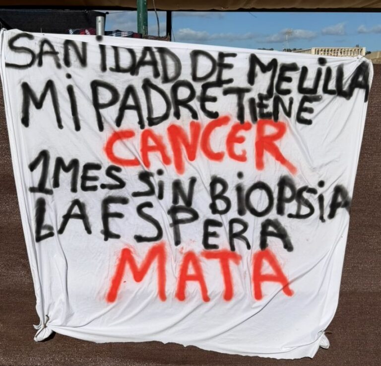 Pancarta que denuncia la demora en resultados de biopsia en hospital