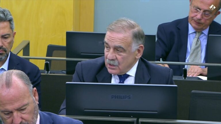 Senador Fernando Gutiérrez Díaz de Otazu durante una sesión del Senado