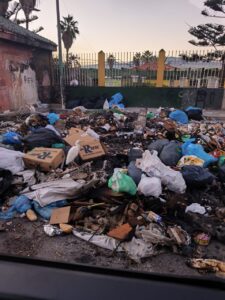 Montón de basura y escombros en un área urbana afectada por vandalismo.