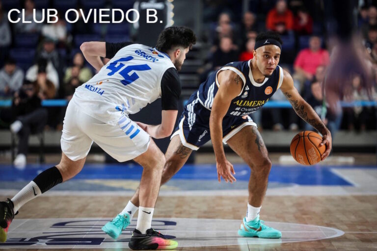 Jugadores de baloncesto en acción durante un partido en Oviedo