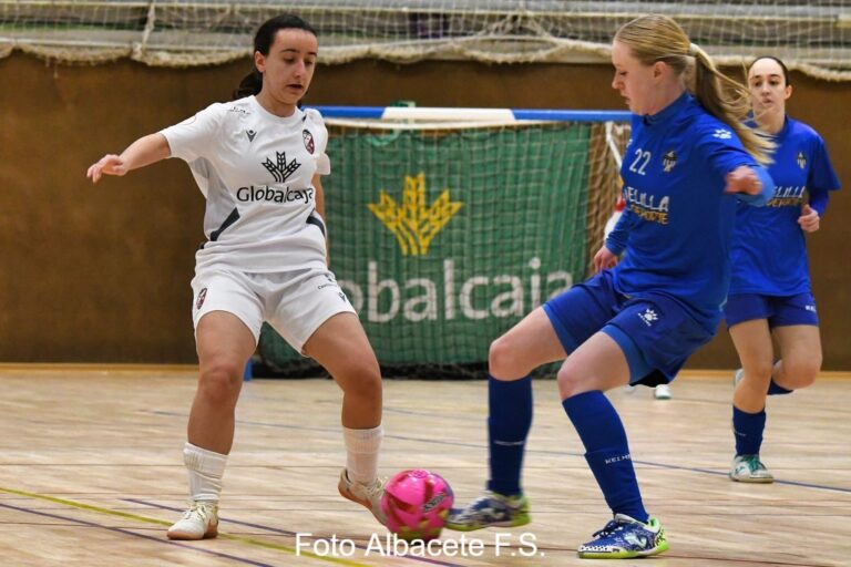 Jugadoras de Torreblanca B y Globalcaja Albacete en un partido de fútbol sala