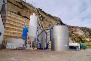 Instalaciones de una desaladora en Melilla con tanques y tuberías