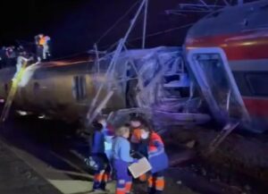 Tren descarrilado en Adamuz con equipos de emergencia atendiendo a heridos