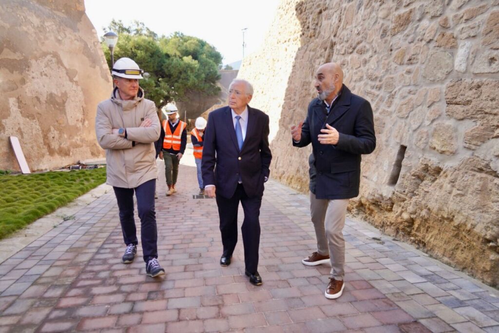 Visita a las galerías subterráneas del Parque Lobera en Melilla