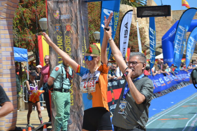 Óscar Giménez narrando un evento deportivo en Melilla