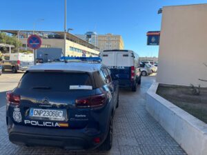 Vehículos de la Policía Nacional en Melilla durante operativos de detención