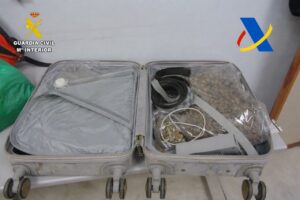 Maleta abierta con marihuana y otros objetos personales