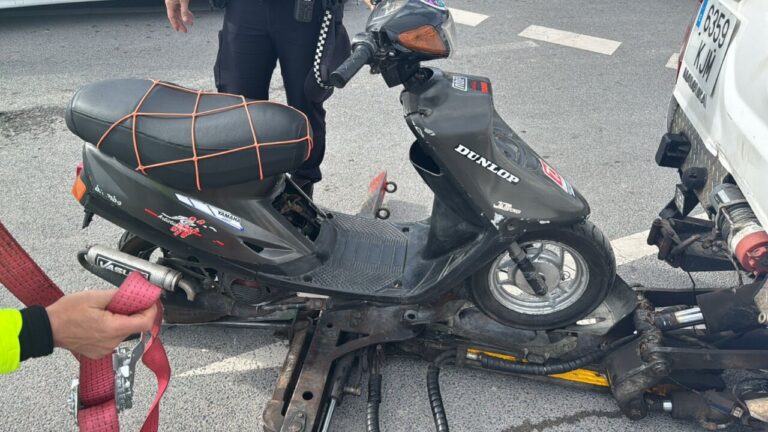Ciclomotor intervenido por la policía en Melilla tras una persecución