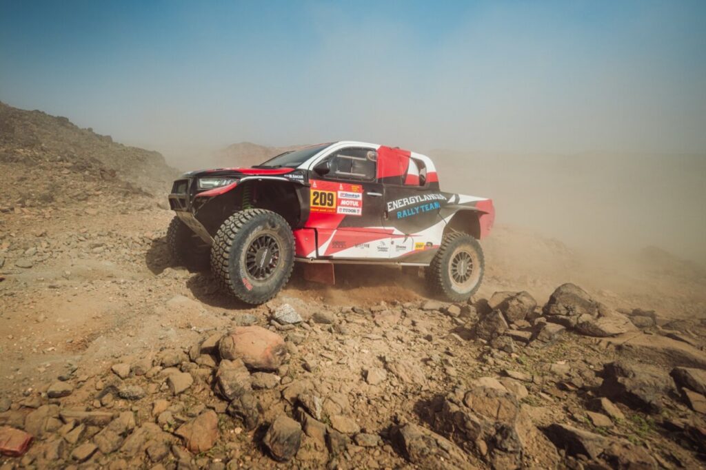 Coche de rally en el desierto durante el Dakar 2026