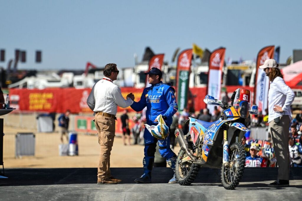 Diego Ortega saludando a un compañero en el Dakar 2026
