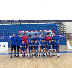 Equipo de fútbol sala Rusadir posando en el campo