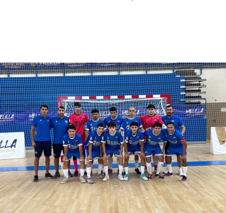 Equipo de fútbol sala Rusadir posando en el campo