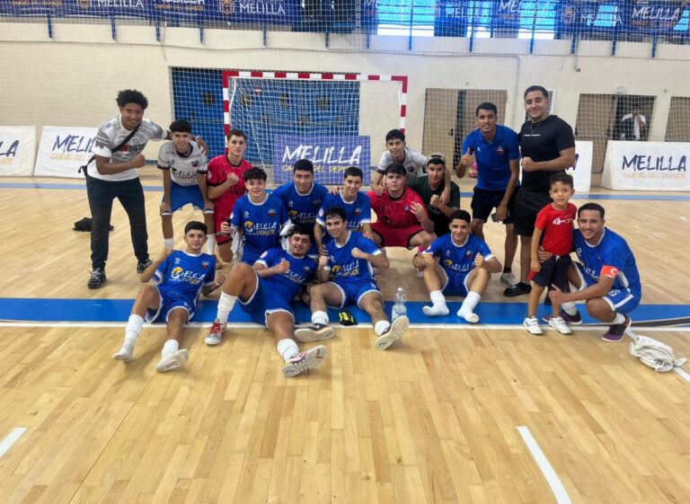 Jugadores del C.F. Rusadir posando en la sala de deportes