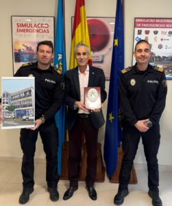 El artista Abdelkader presenta su cuadro a la Policía Local