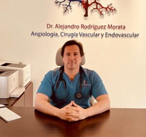 Dr. Alejandro Rodríguez Morata en su consulta médica