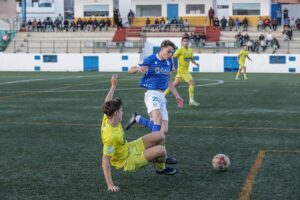 Jugadores de la U.D. Melilla en un partido de fútbol en el campo