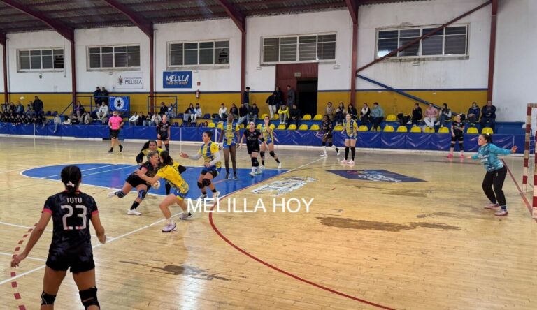 Jugadoras del Maravilla Melilla compitiendo contra UCAM Murcia en un partido de balonmano.