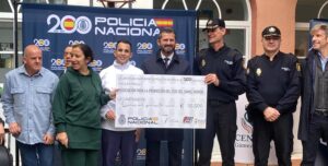 Entrega de cheque por la Policía Nacional a una asociación en Melilla