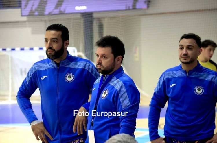Entrenador del Melilla Balonmano analizando el partido con su equipo