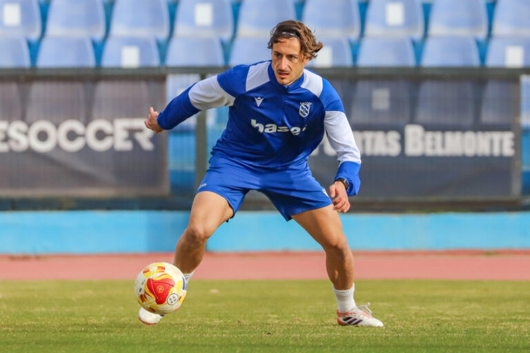 José Ángel Ayala entrenando con la U.D. Melilla en el campo de fútbol