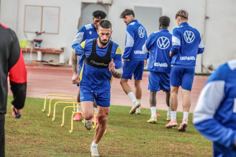 Lillo Castellano entrenando con la U.D. Melilla en el estadio