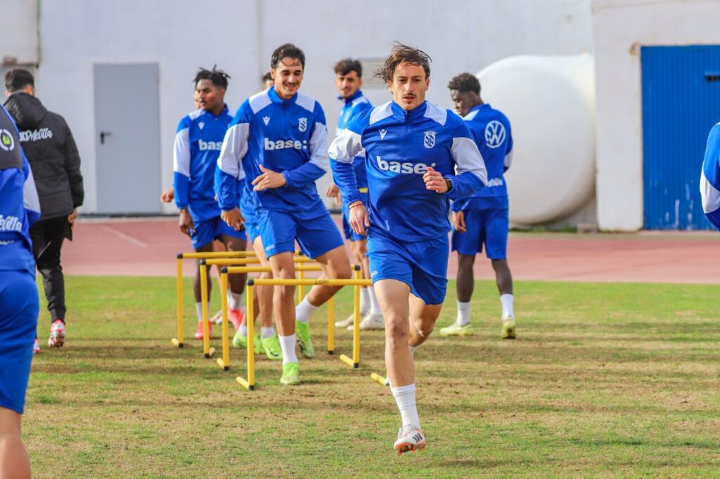 José Ángel Ayala entrenando con la U.D. Melilla en el campo