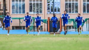 Jugadores de la U.D. Melilla entrenando en el campo
