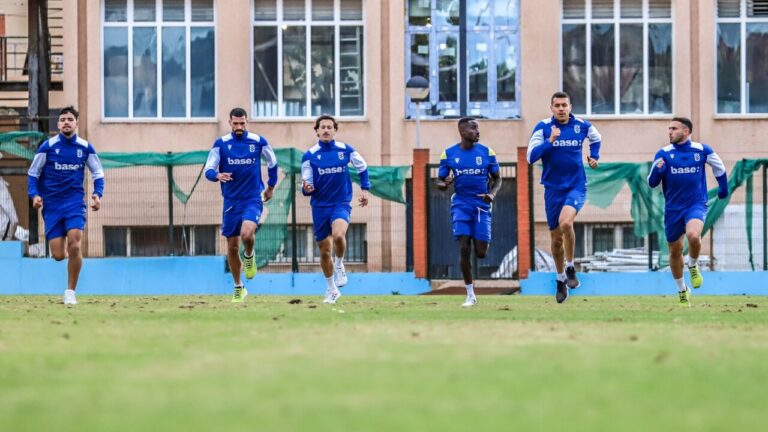 Jugadores de la U.D. Melilla entrenando en el campo