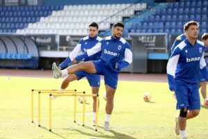 Jugadores de la U.D. Melilla entrenando en el campo Álvarez Claro