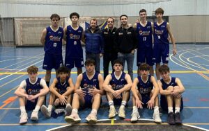 Equipo de baloncesto de Melilla posando en la cancha