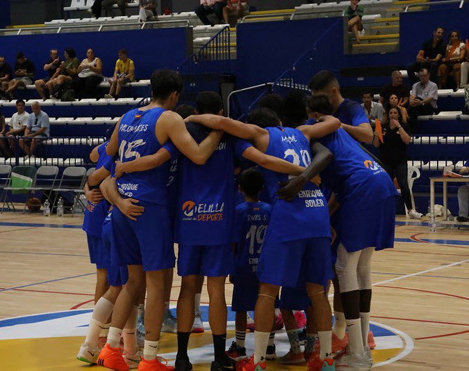 Jugadores del equipo Enrique Soler en una reunión en la cancha de baloncesto