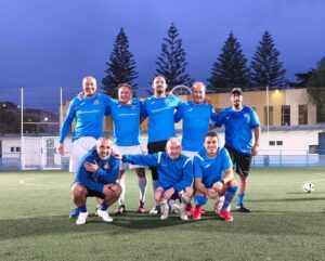 Grupo de jugadores de fútbol en uniforme azul en el campo