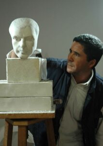 Mustafa Arruf trabajando en una escultura en su taller