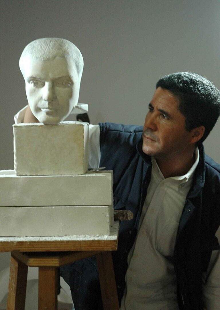 Mustafa Arruf trabajando en una escultura en su taller