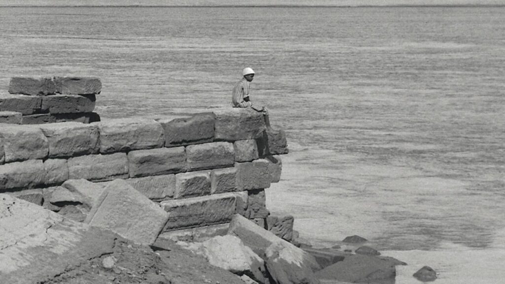 Fotografía en blanco y negro del templo de Debod en su entorno original