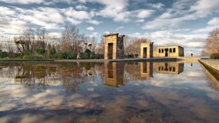 Templo de Debod reflejado en el agua en Madrid