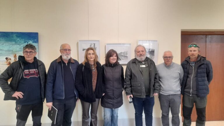 Grupo de personas en la exposición sobre viajes en el Club Marítimo