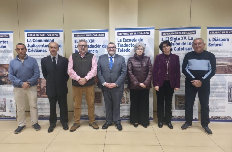 Grupo de personas en una conferencia sobre la expulsión de judíos en España