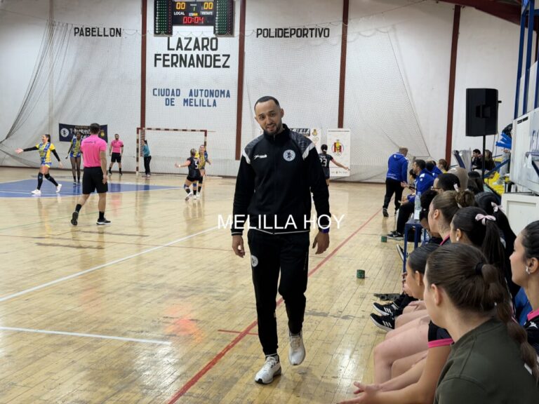 Entrenador Faisal Salmi dirigiendo a su equipo en el pabellón de Melilla