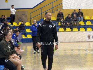 Entrenador Faisal Salmi dirigiendo a su equipo en un partido de balonmano