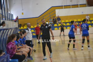 Faisal Salmi dirigiendo a su equipo de balonmano en el pabellón